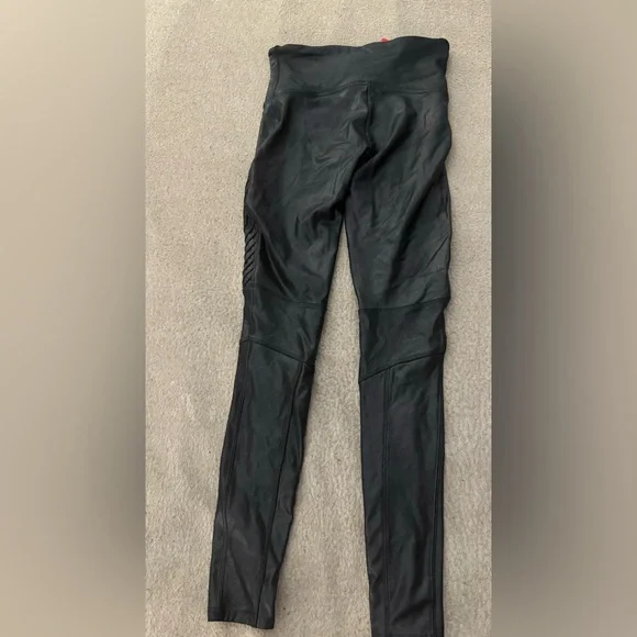 Spanx Women’s Leggings Size Medium Petite Faux Leather Moto Leggings Very Black - Picture 5 of 10